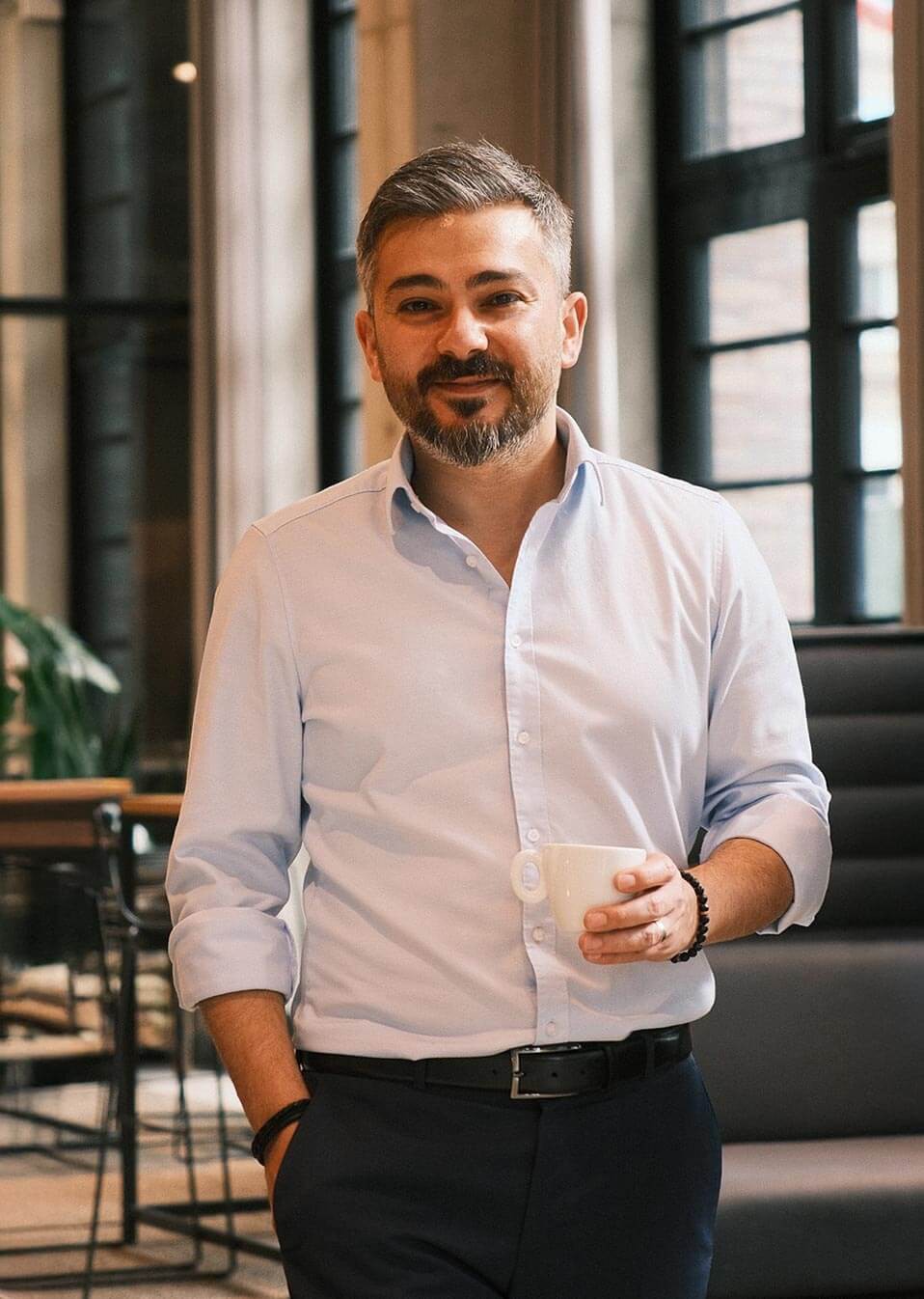 Foto: Steuerberater Serkan Tuncaloglu im Flur