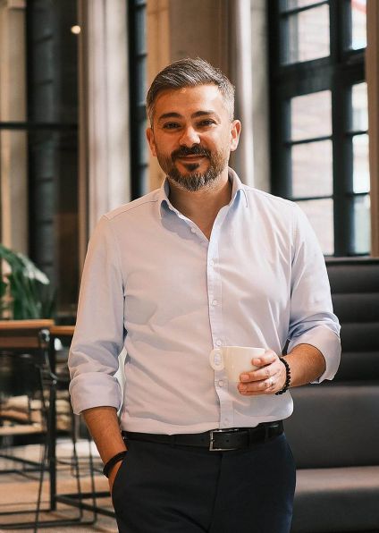 Foto: Steuerberater Serkan Tuncaloglu präsentiert Ergebnisse vor Whiteboard