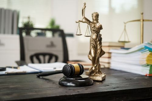 Justitia Statue auf Schreibtisch